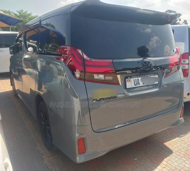 Toyota Alphard 2.5 Petrol FWD 2016 Green