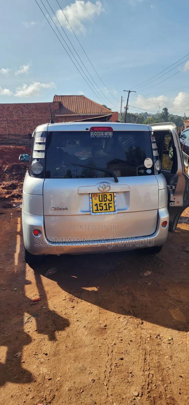 Toyota Sienta 2009 Silver