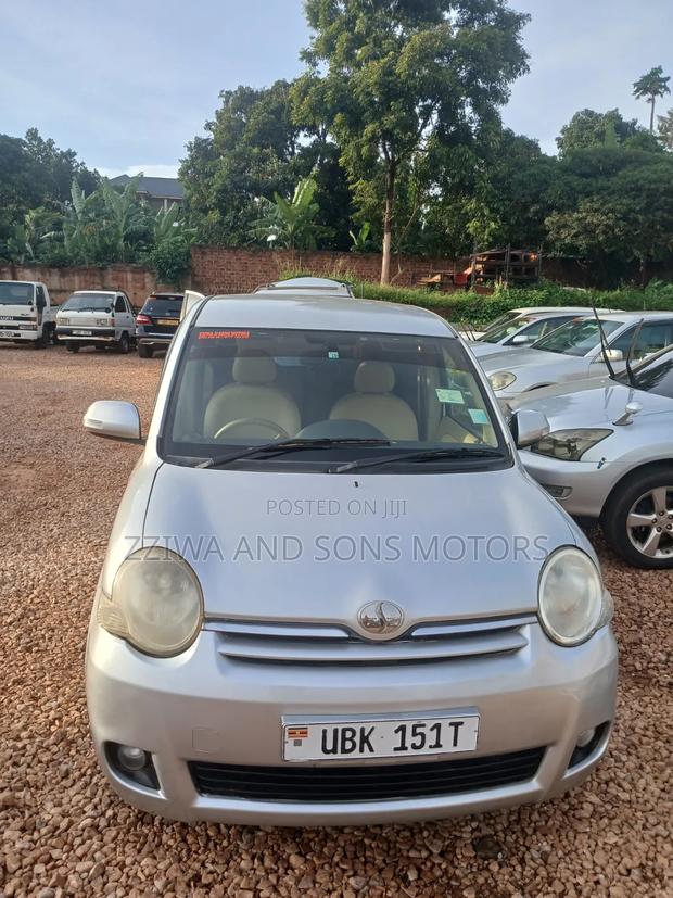 Toyota Sienta 1.5 FWD 2005 Silver