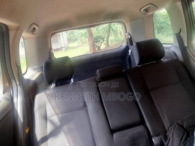 Toyota ISIS 2009 Gray