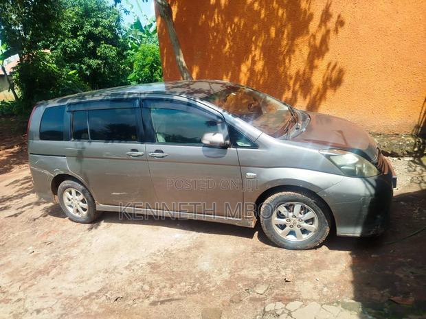 Toyota ISIS 2009 Gray
