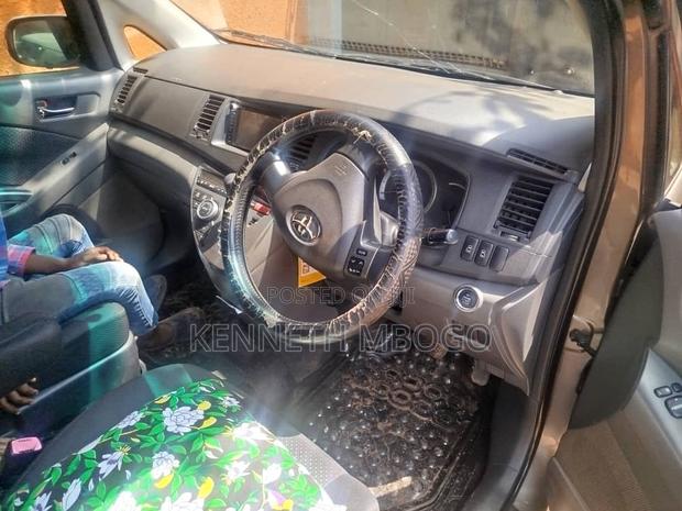 Toyota ISIS 2009 Gray