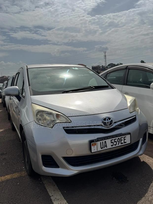 Toyota Ractis 1.5 FWD 2012 Silver
