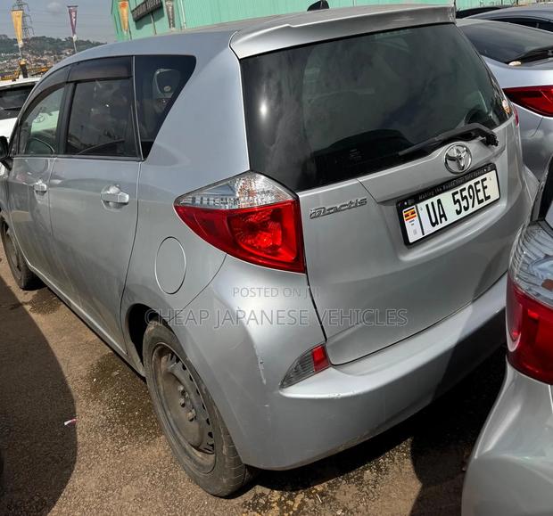 Toyota Ractis 1.5 FWD 2012 Silver
