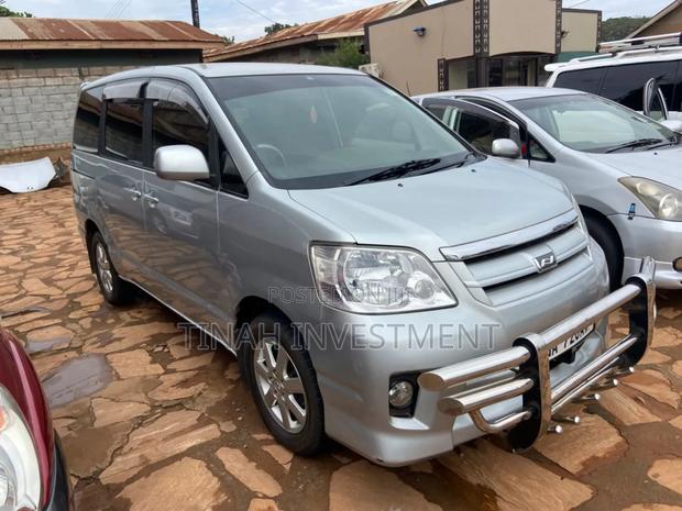 Toyota Noah 2005 Silver