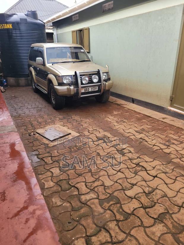 Mitsubishi Pajero 1999 Gold