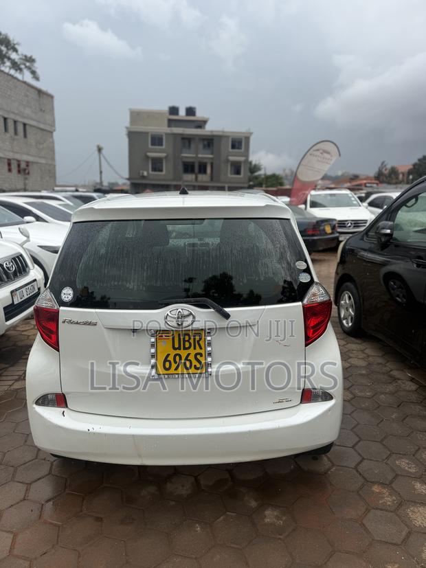 Toyota Ractis 1.3 FWD 2011 White