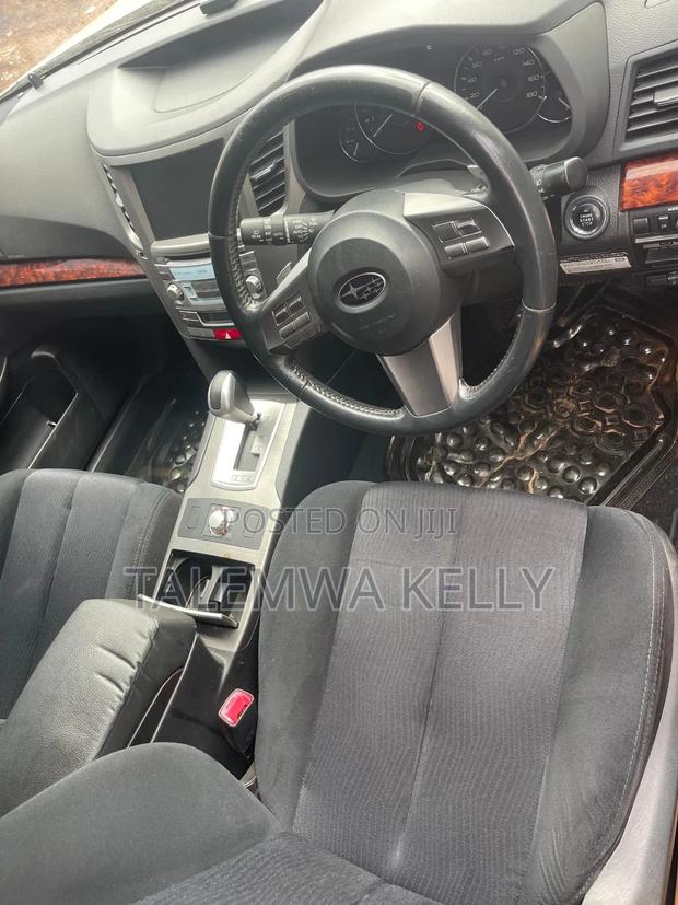 Subaru Outback 2.5i Limited 2011 Beige