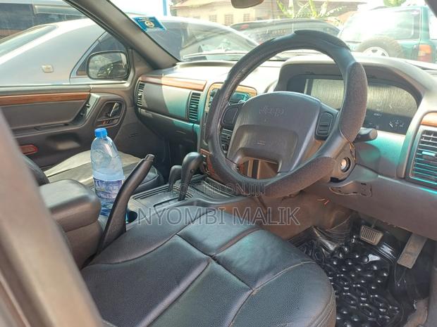 Jeep Cherokee 2000 Gray