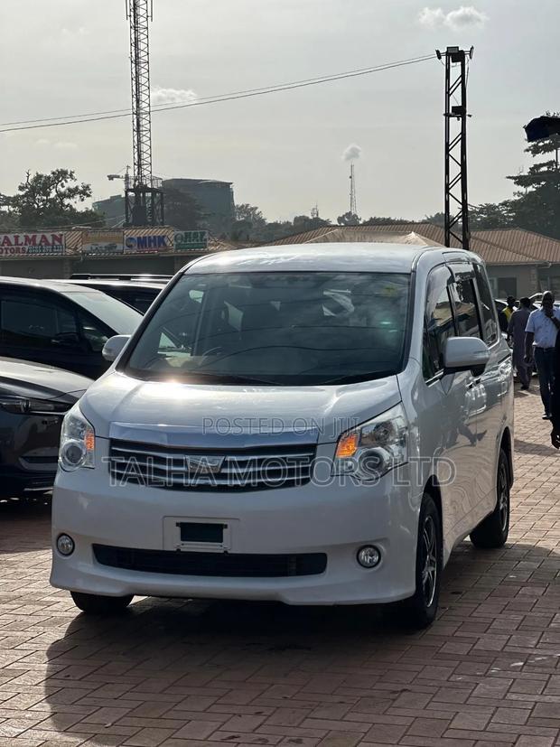Toyota Noah 2.0 143hp AWD (7 Seater) 2013 White