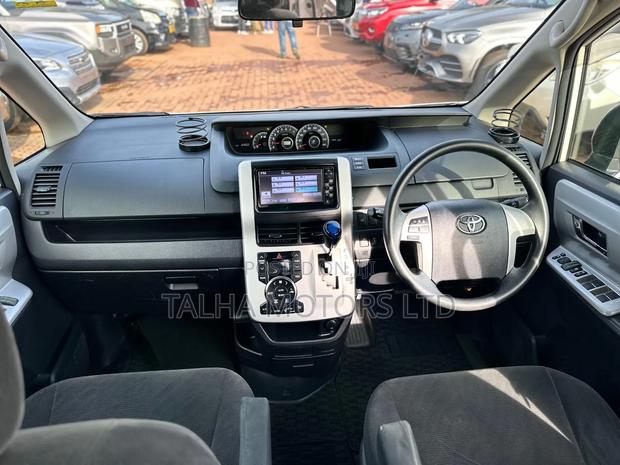 Toyota Noah 2.0 143hp AWD (7 Seater) 2013 White