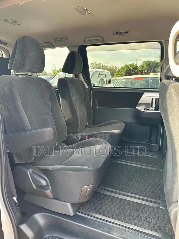 Toyota Noah 2.0 143hp AWD (7 Seater) 2013 White