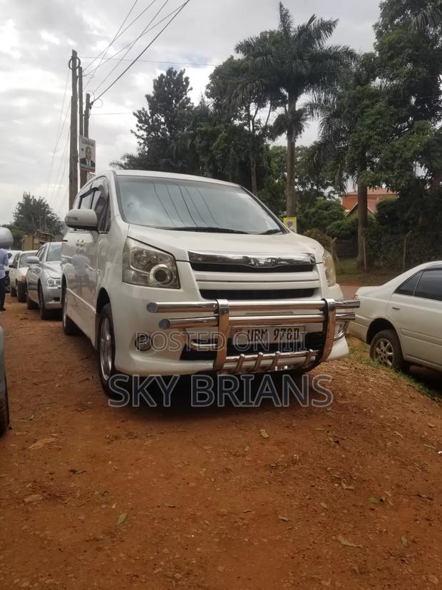 Toyota Noah 2.0 143hp AWD (7 Seater) 2009 White