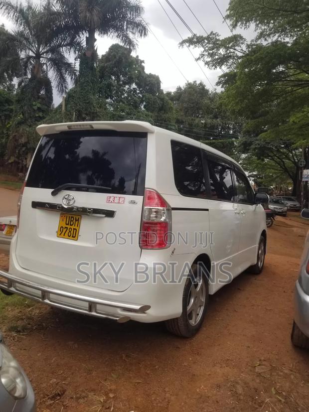 Toyota Noah 2.0 143hp AWD (7 Seater) 2009 White