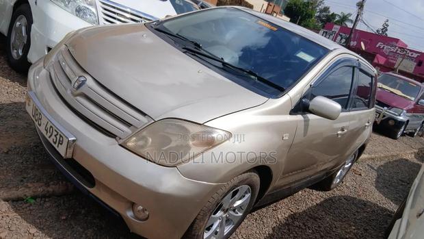 Toyota IST 2008 Gold