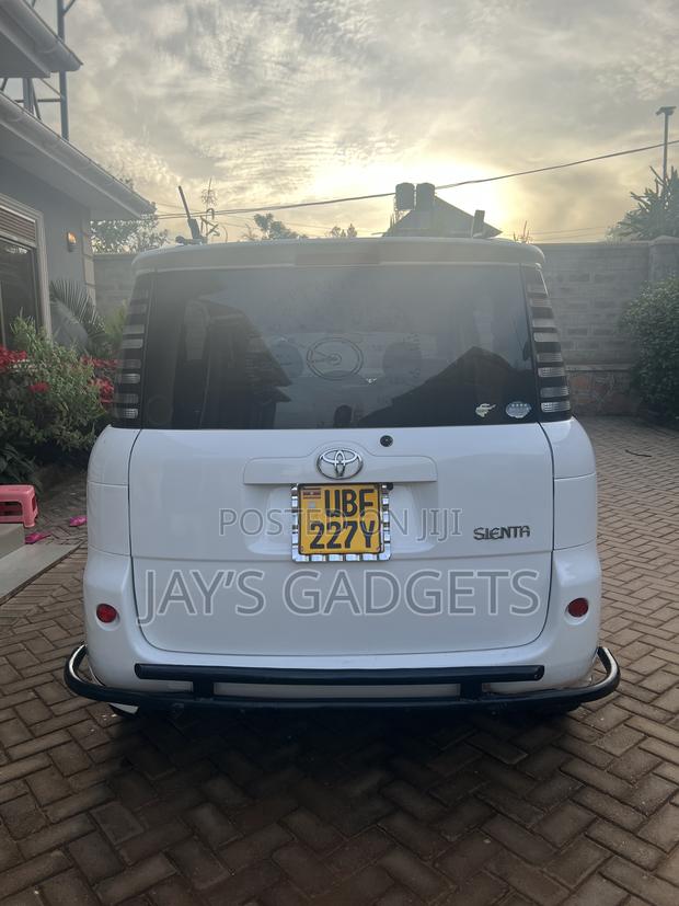 Toyota Sienta 2006 White