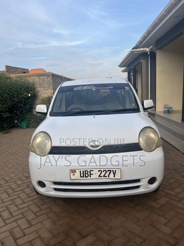 Toyota Sienta 2006 White
