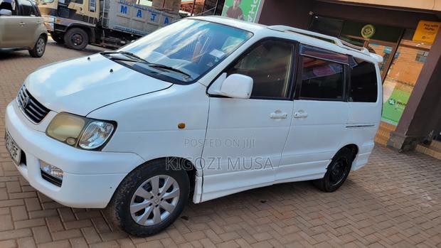 Toyota Noah 2.0 AWD (8 Seater) 2001 White