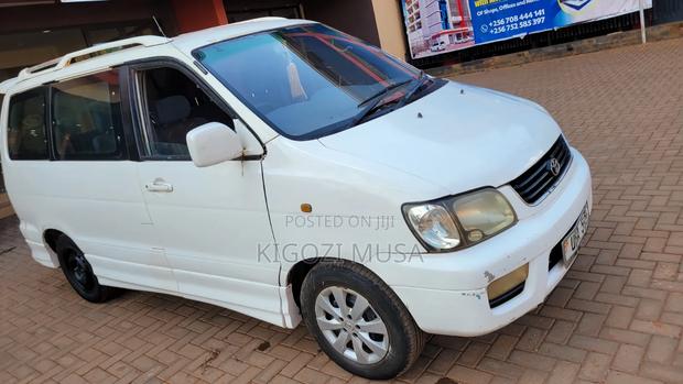 Toyota Noah 2.0 AWD (8 Seater) 2001 White