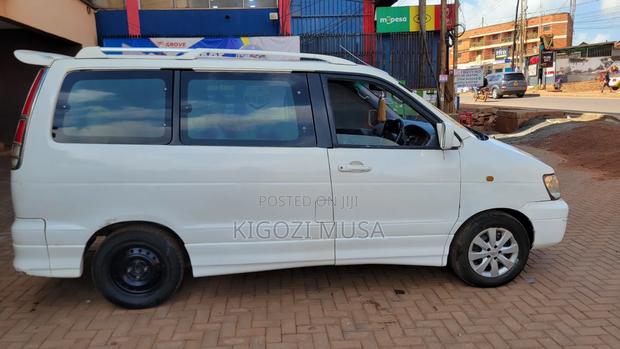 Toyota Noah 2.0 AWD (8 Seater) 2001 White
