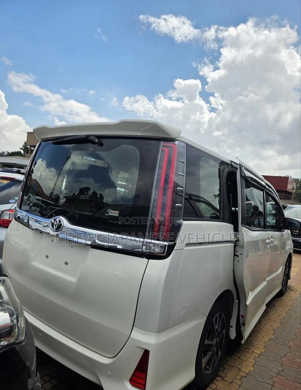 Toyota Noah 2.0 FWD (8 Seater) 2018 White