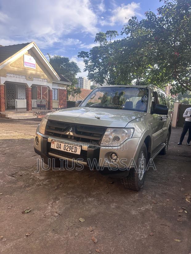 Mitsubishi Pajero 3.0 2010 Gold