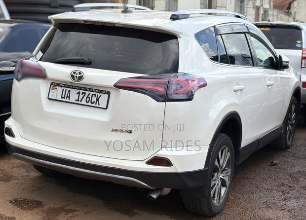Toyota RAV4 LE 4dr SUV (2.5L 4cyl 6A) 2015 White