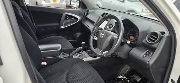 Toyota Vanguard 2010 White