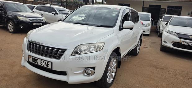Toyota Vanguard 2010 White