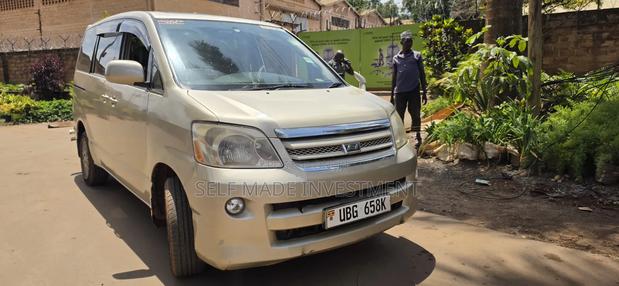 Toyota Noah 2007 Gold