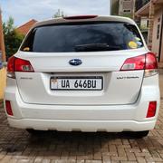 Subaru Outback 2.5i Limited 2011 White for sale