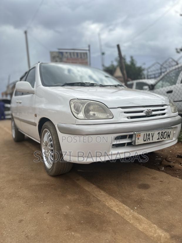 Toyota Raum 1997 White