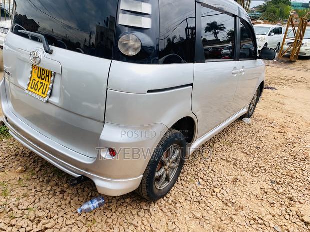 Toyota Sienta 1.5 FWD 2006 Silver