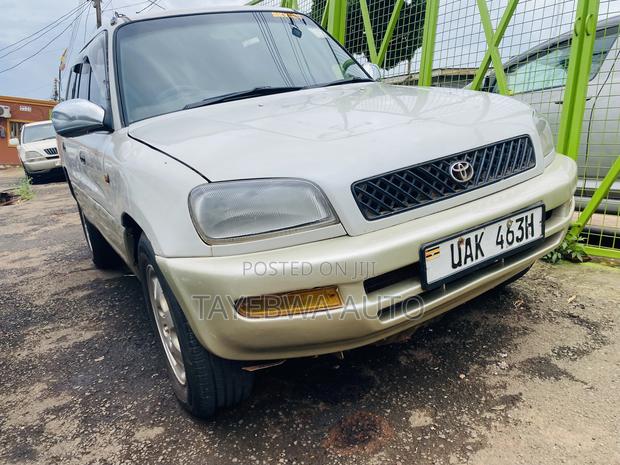 Toyota RAV4 Base 4x4 1999 White