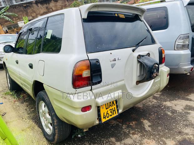 Toyota RAV4 Base 4x4 1999 White