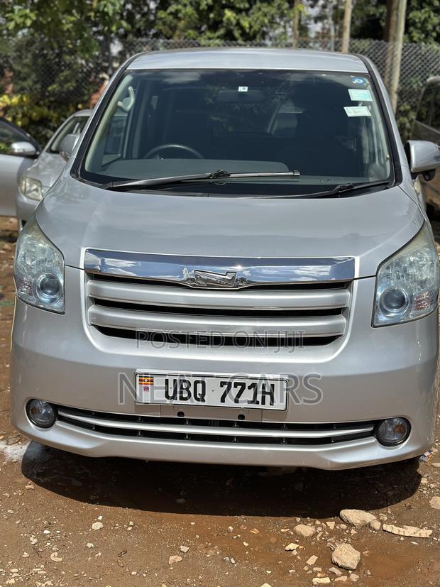 Toyota Noah 2010 Silver