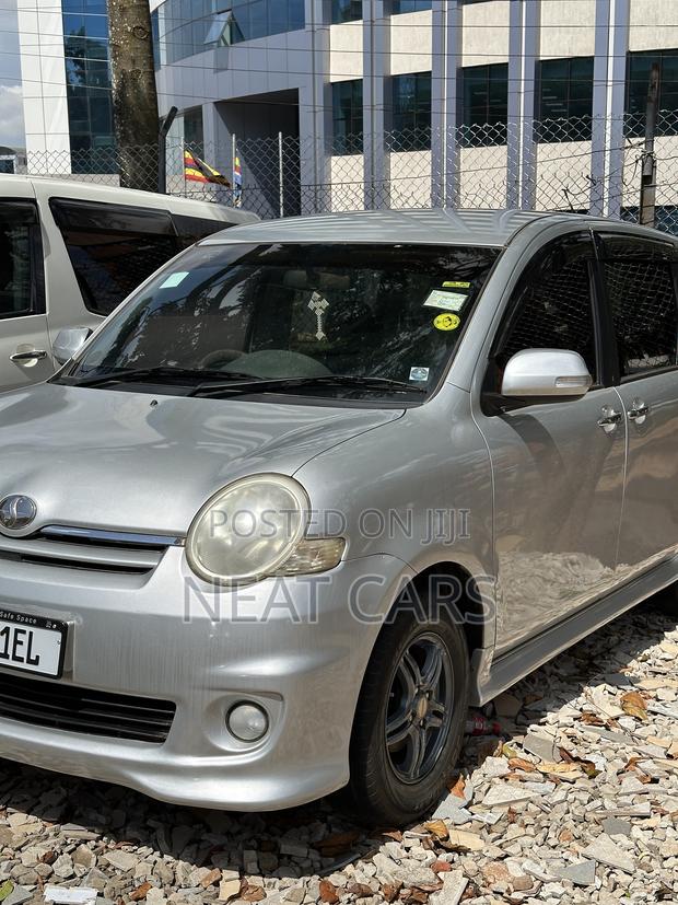 Toyota Sienta 2009 Silver