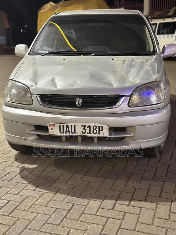 Toyota Raum 2000 Silver