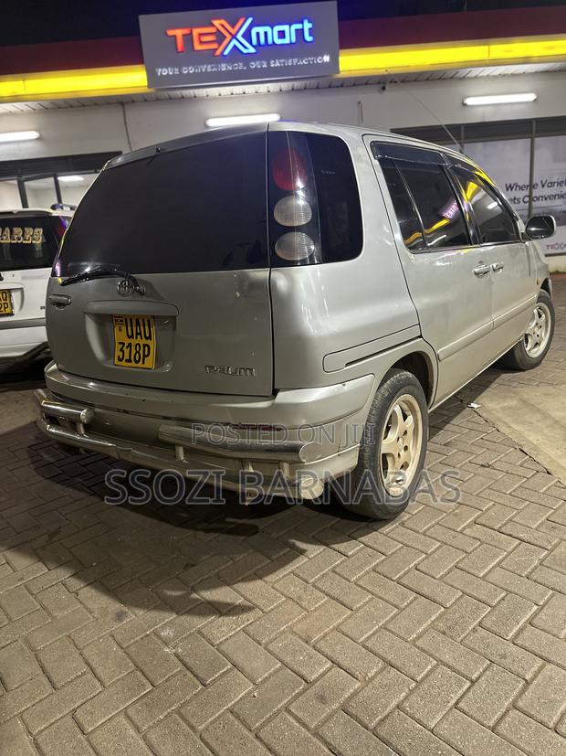 Toyota Raum 2000 Silver