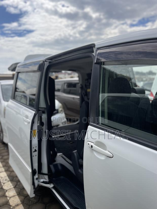 Toyota Noah 2.0 158hp FWD (8 Seater) 2012 White