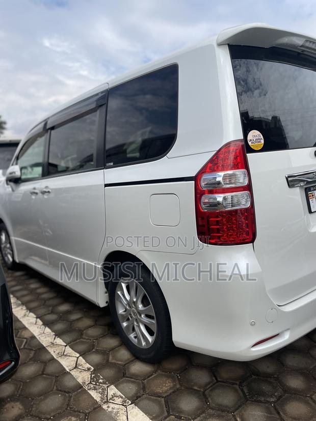 Toyota Noah 2.0 158hp FWD (8 Seater) 2012 White