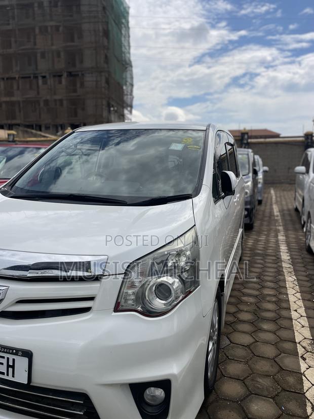 Toyota Noah 2.0 158hp FWD (8 Seater) 2012 White