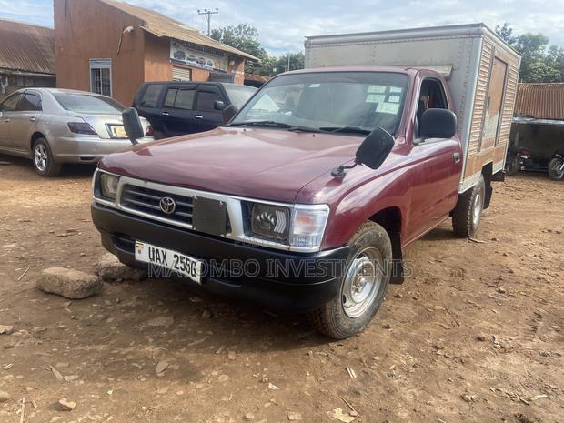 Toyota Hilux 2000 Maroon