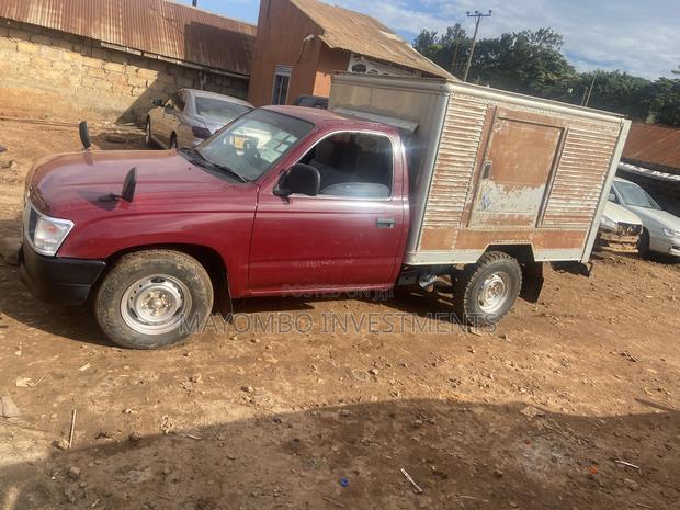 Toyota Hilux 2000 Maroon