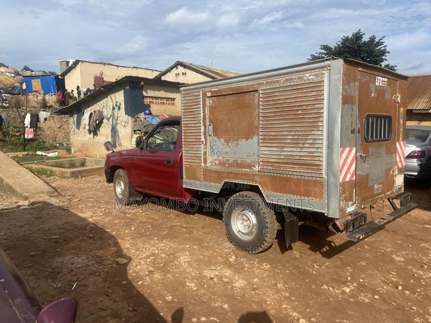 Toyota Hilux 2000 Maroon