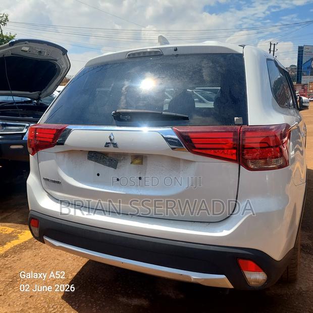 Mitsubishi Outlander 2017 Off white