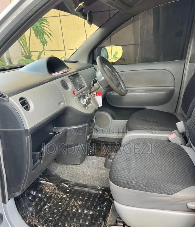 Toyota Sienta 1.5 FWD 2010 Silver