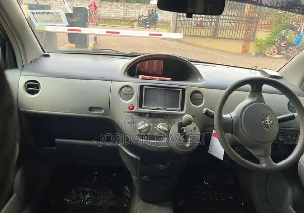 Toyota Sienta 1.5 FWD 2010 Silver