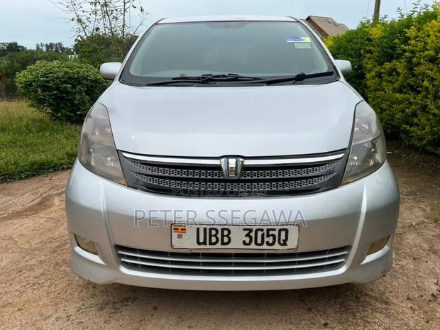Toyota ISIS 2007 Silver