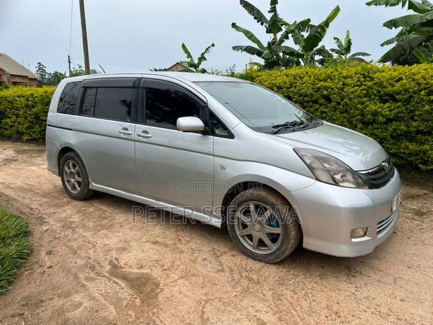 Toyota ISIS 2007 Silver